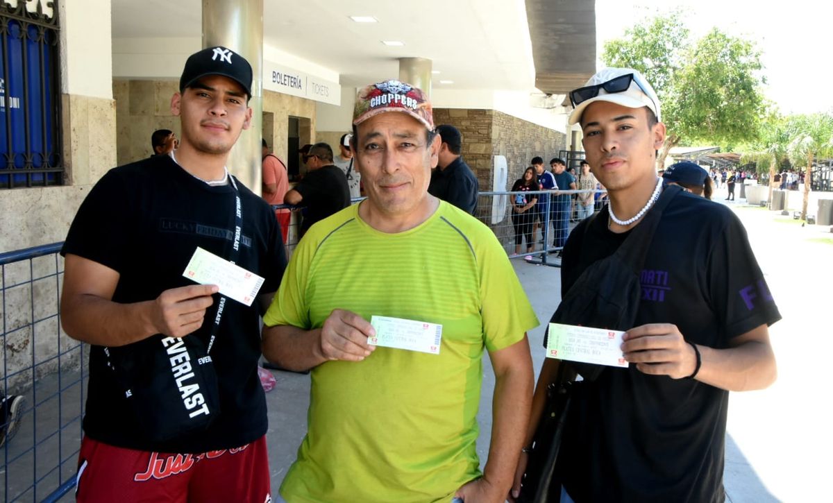 Los hinchas de Boca compran sus entradas en el estadio Aldo Cantoni. Fotos: Adrián Carrizo. 