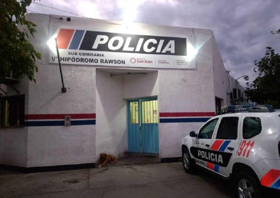Personal de la Subcomisaría de Villa Hipódromo intervino en el lugar. Foto: Canal 8.
