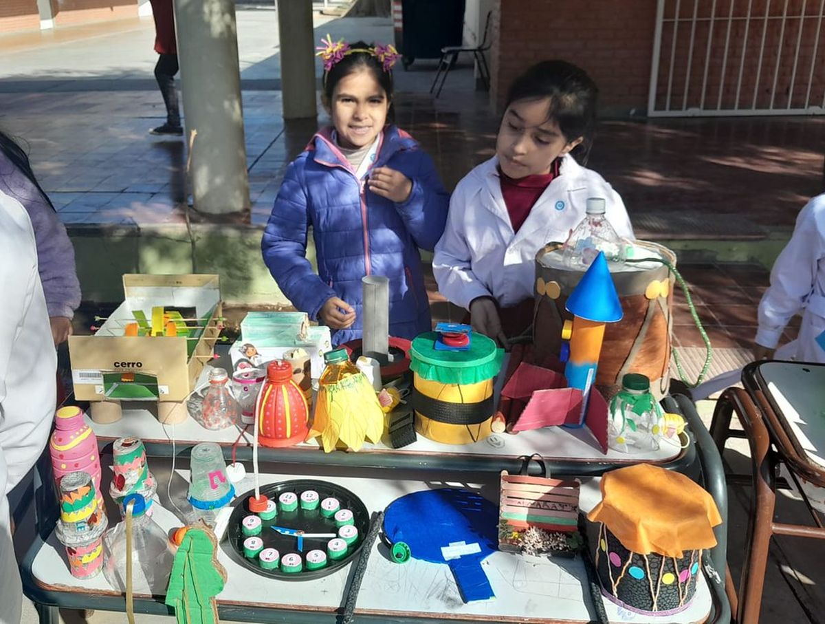 Creando juguetes con materiales reciclados: los alumnos creativos y conscientes