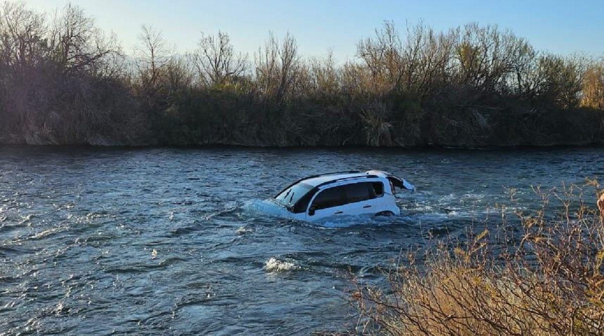 Dos hermanitos y una travesura: el motivo por el que un auto terminó en el  río