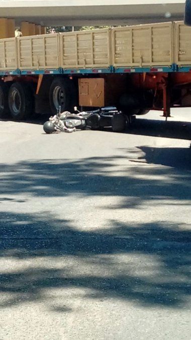 Un camión embistió de lleno a una moto: el conductor quedó herido