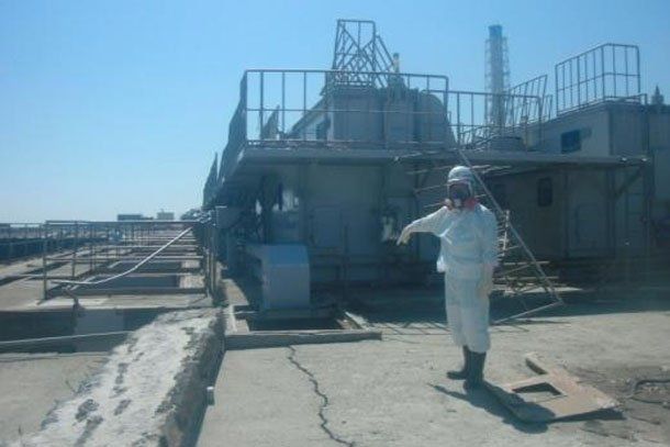 Una pared de la planta nuclear de Fukushima tiene una grieta que deja pasar agua radiactiva al mar
