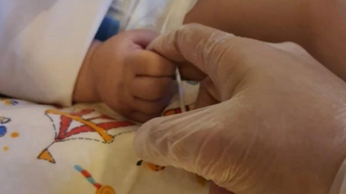 El bebé salvado por policías sigue internado en estado crítico y con asistencia respiratoria