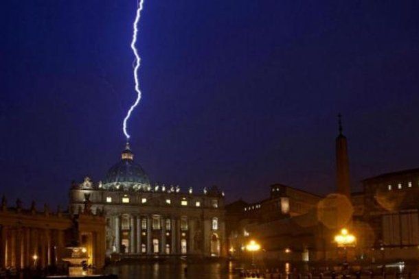 Un rayo cayó en la basílica de San Pedro tras la renuncia de Benedicto XVI