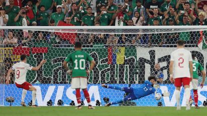 Mundial de Qatar: Ochoa le atajó el penal a Lewandoski