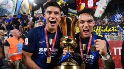 Joaquín Correa y Lautaro Martínez festejan la obtención de la Copa Italia con Inter.