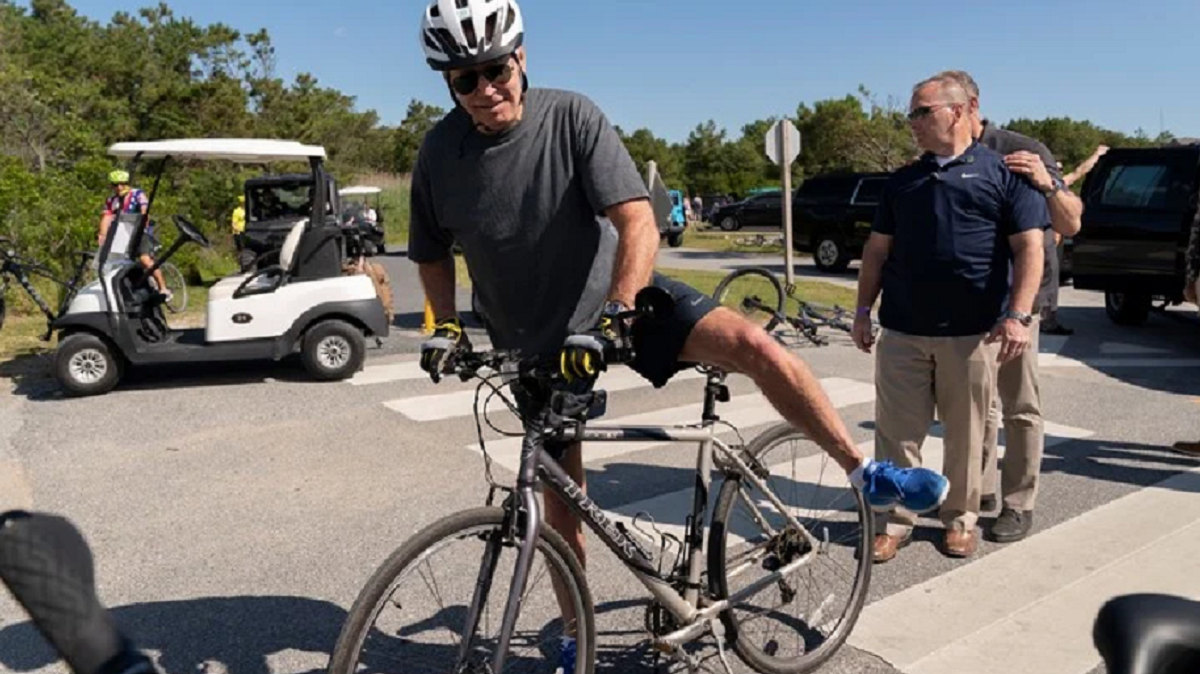 Joe Biden se dio un golpazo cuando paseaba en bicicleta