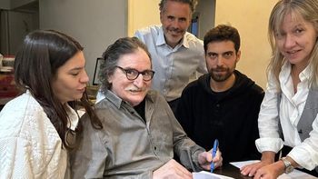 Charly García firmó el contrato de su nuevo disco