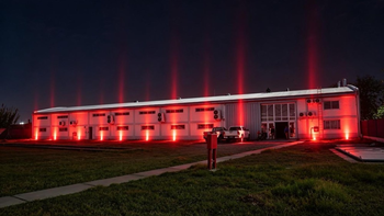 Edificios, iluminados de rojo por el Día Mundial del Parkinson
