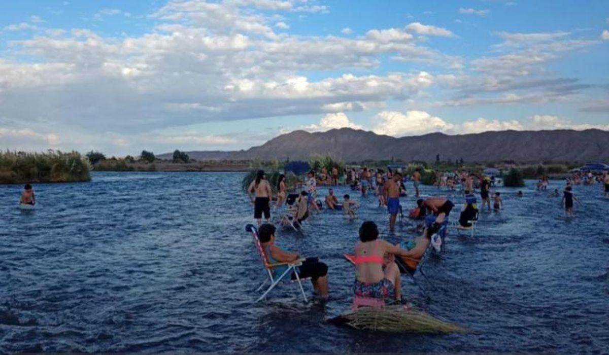 Accidente en Río Las Moras: un joven se tiró en una zona no habilitada y fue internado