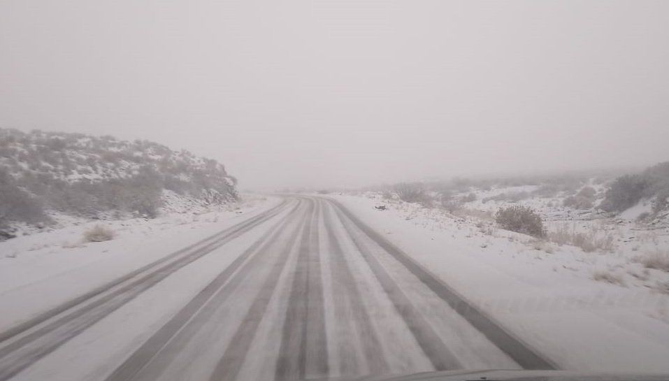 Por material de arrastre y hielo en la calzada se circular con cuidado Por material de arrastre y hielo en la calzada se circular con cuidado
