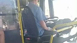video: escrachan a un chofer de colectivo mandando mensajes mientras manejaba