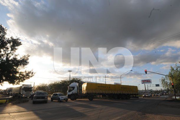 Comerciantes de Avenida Blas Parera denuncian el paso de camiones