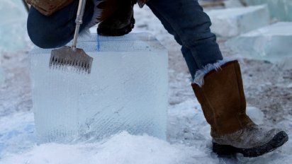 Encontraron a un cavernícola dentro de un bloque de hielo.
