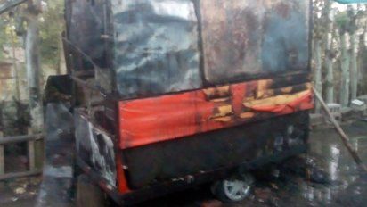 El carro fue consumido por las llamas. 