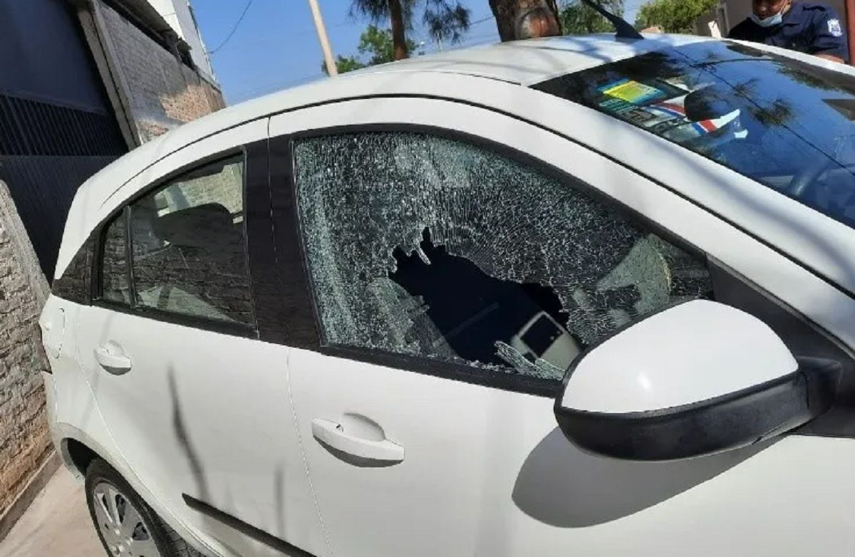 Sin motivo alguno, un grupo de jóvenes rompió los vidrios de un auto