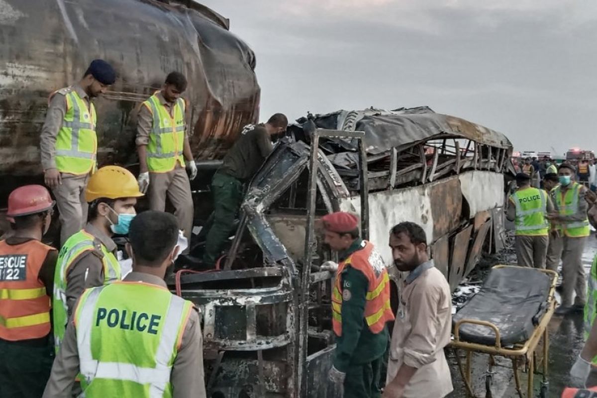 Al menos 20 muertos al chocar un micro con un camión en Pakistán