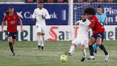 Real Madrid y Osasuna igualaron 0 a 0 en una noche de nieve en Pamplona. 