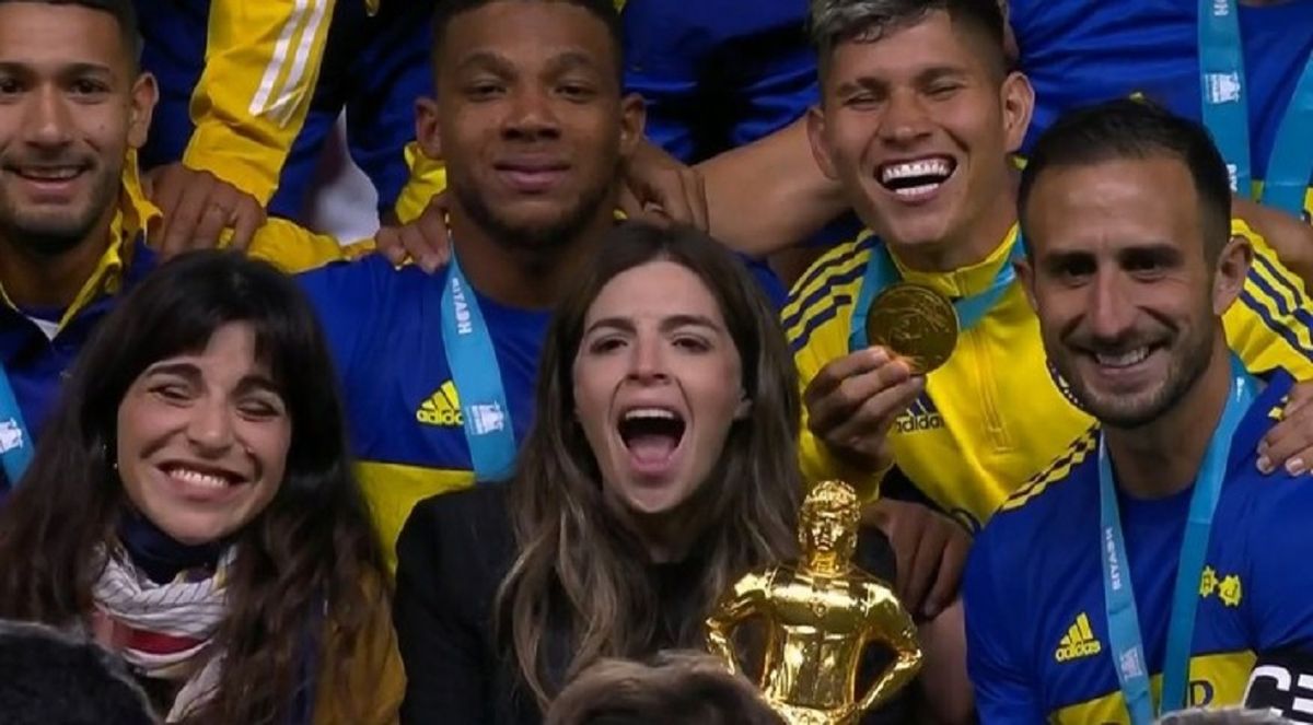 Gianinna y Dalma Maradona junto al plantel de Boca.