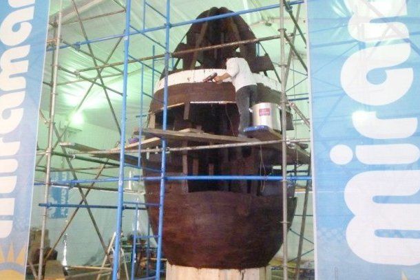Miramar construyó el huevo de Pascua de chocolate más grande del mundo