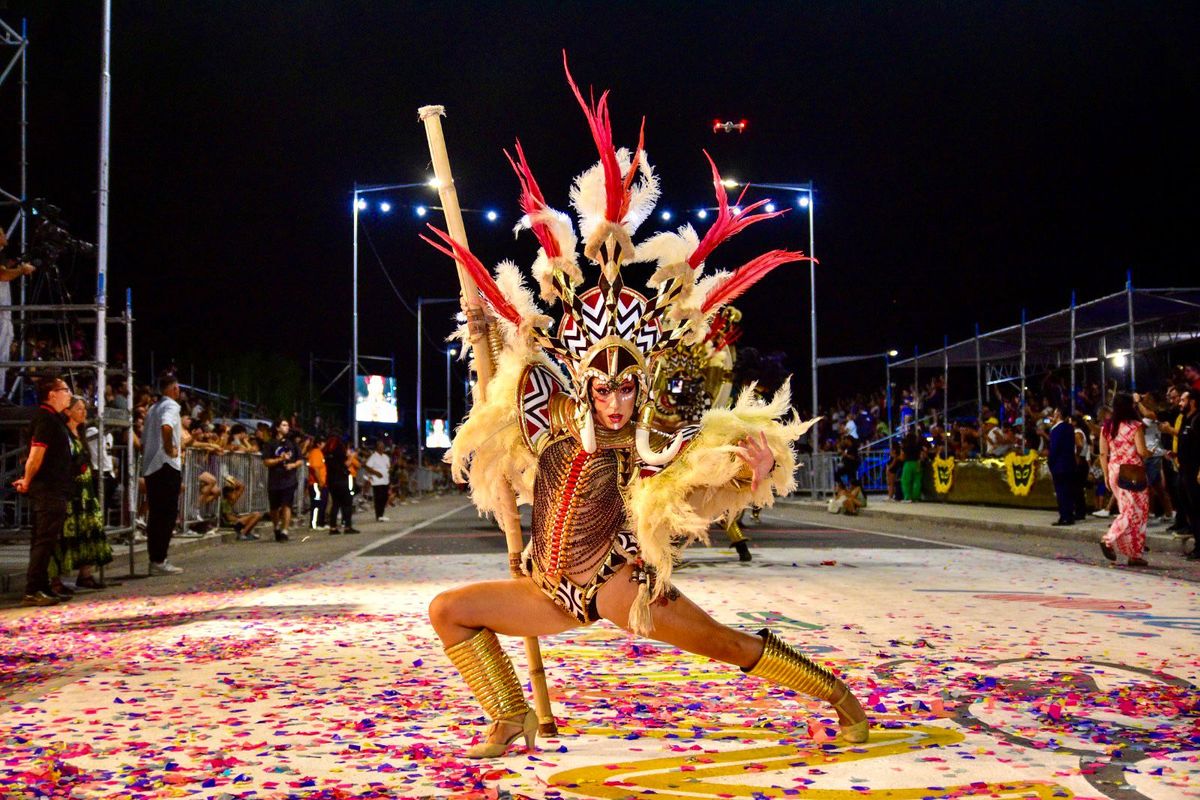 Gran despliegue de color y baile en el Carnaval de Chimbas
