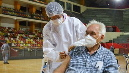Covid-19: comenzaron a vacunar al personal de salud mayor a 60 años