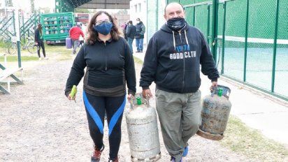 Vecinos de Angaco aprovecharon la venta de garrafa social