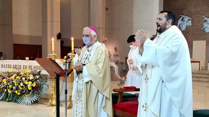 Cientos de fieles participaron de la Vigilia Pascual en la Catedral (Fotos: sanjuan8)