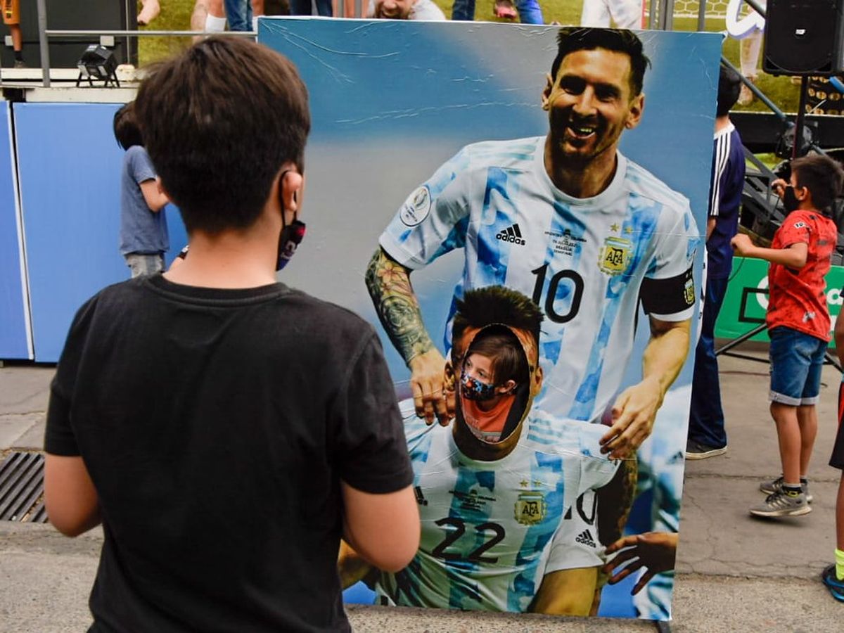 Los sanjuaninos aprovecharon para sacarse fotos junto a la Copa América