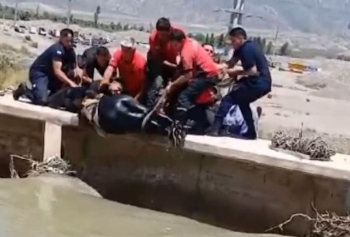 Video: rescatan a una mujer de morir ahogada en un canal de Pocito