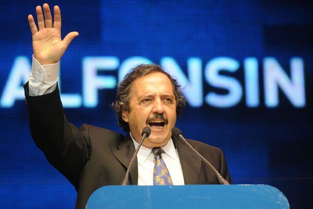 El radicalismo proclamó candidato presidente a Ricardo Alfonsín