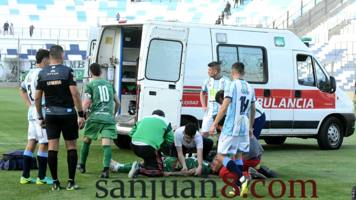 Dilelio fue atendido en el campo de juego y se recupera favorablemente. Fotos: Adrián Carrizo. 