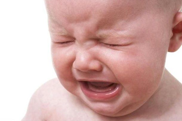 ¿Hay que dejar que los bebés lloren en la noche?