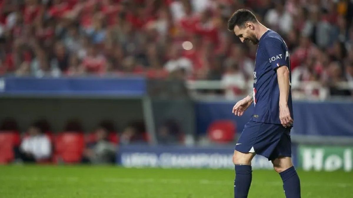 Lionel Messi pidió el cambio en el partido entre PSG y Benfica.