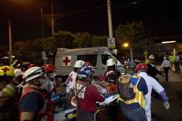 México: más de 25 muertos y 100 heridos por una explosión en la torre Pemex