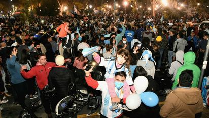 Los sanjuaninos gritaron Dale campeón en la Plaza 25 (Fotos: Adrián Carrizo para sj8)