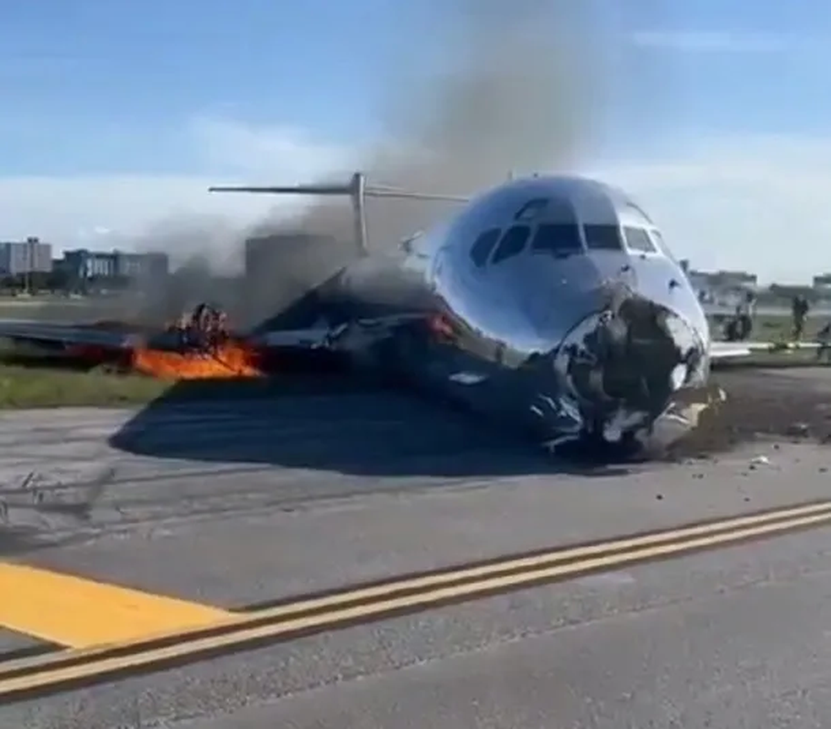 En Miami, chocó y se incendió un avión con 126 pasajeros
