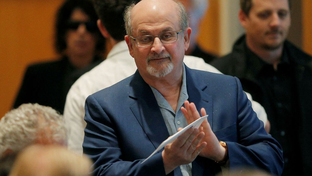 Atacaron al escritor Salman Rushdie en una lectura pública en Nueva York