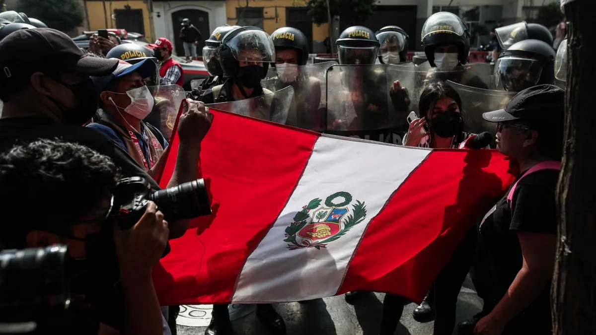Perú: Castillo resiste los embates, pero la crisis parece no tener fin