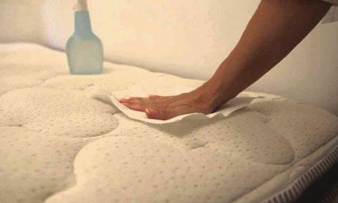 Cómo limpiar un colchón amarillento