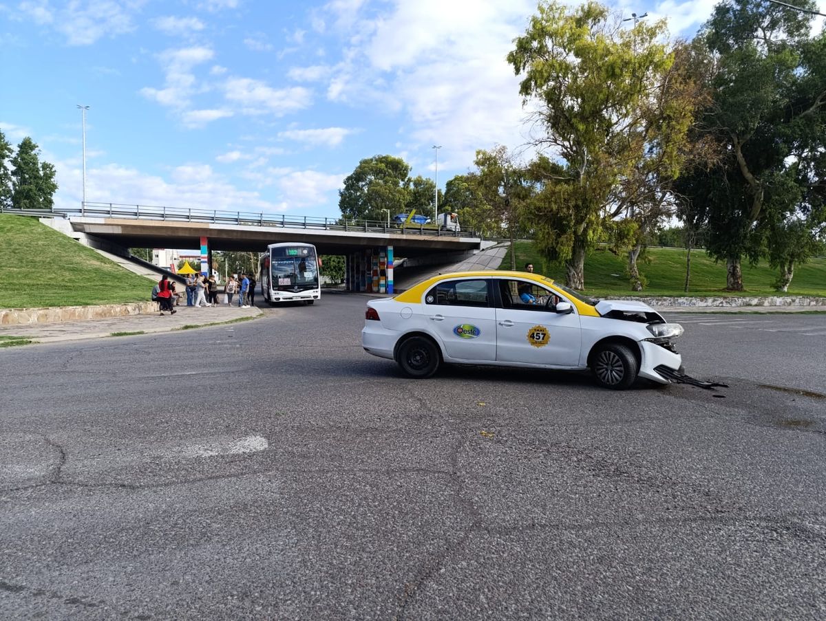 Un choque entre un colectivo y un remis dejó a una pasajera herida