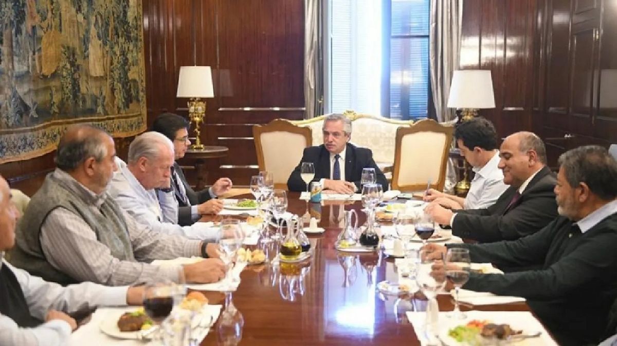 El presidente Alberto Fernández en una reunión con los principales dirigentes de la Confederación General del Trabajo. Foto: Télam.