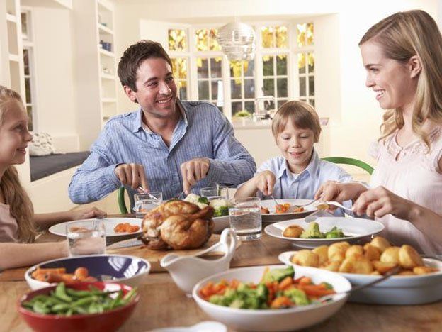 La rutina de comer en familia mejora a alimentación de los niños