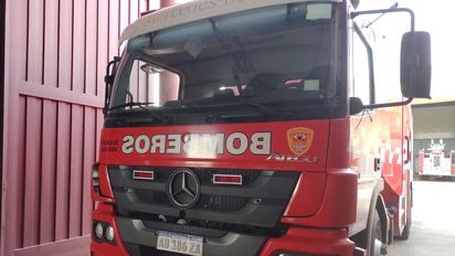 Una dotación de bomberos acudió al incendio.