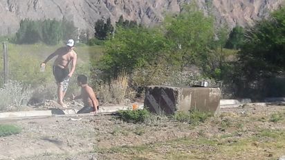 Bañistas en canales: sancionarán a los padres de los menores