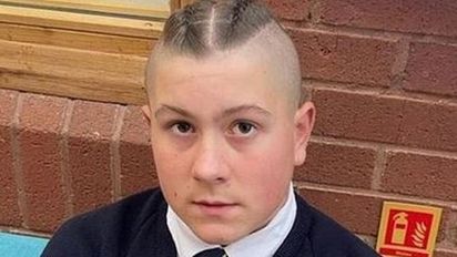 Un alumno fue sancionado en su escuela por ir con un corte de pelo extremo.