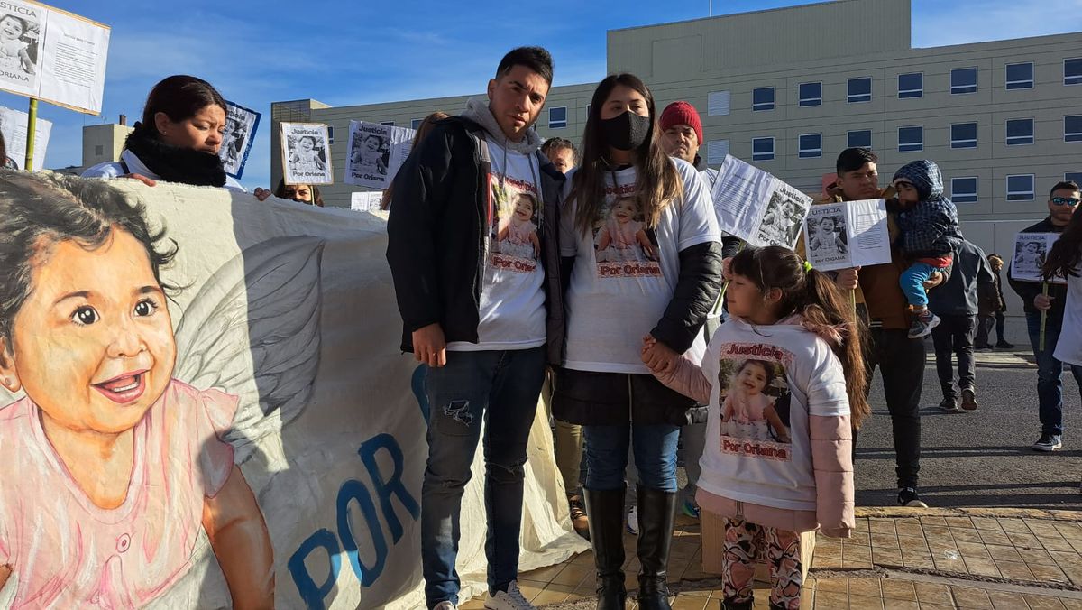 Video: la familia de Oriana llegó hasta la puerta del Rawson para pedir justicia