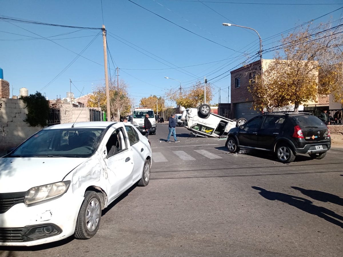 Violento siniestro vial en Concepción: volcó una camioneta