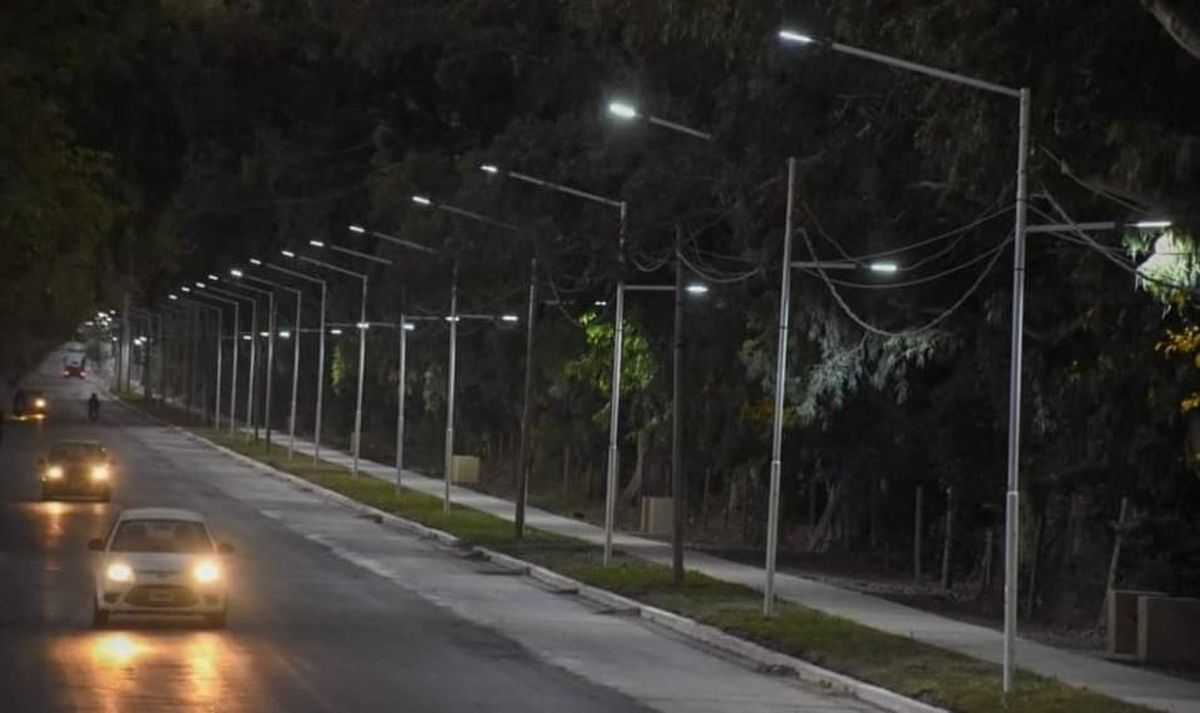 Prendieron la luz en calle Morón: el paseo lleva al nombre de un ciclista