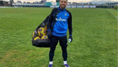 Papu Gómez le dijo adiós a los hinchas de Atalanta. 